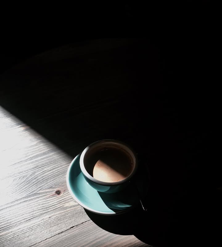 Kavos puodelis su šešėliu