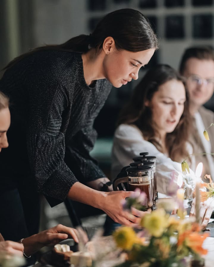 Andželika su kavos puodeliu